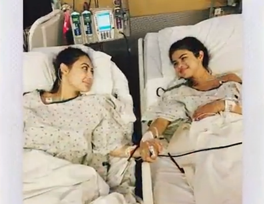 赛琳娜（右）与好友弗朗西亚（左）在病床上牵手（配图来源：视频截图）