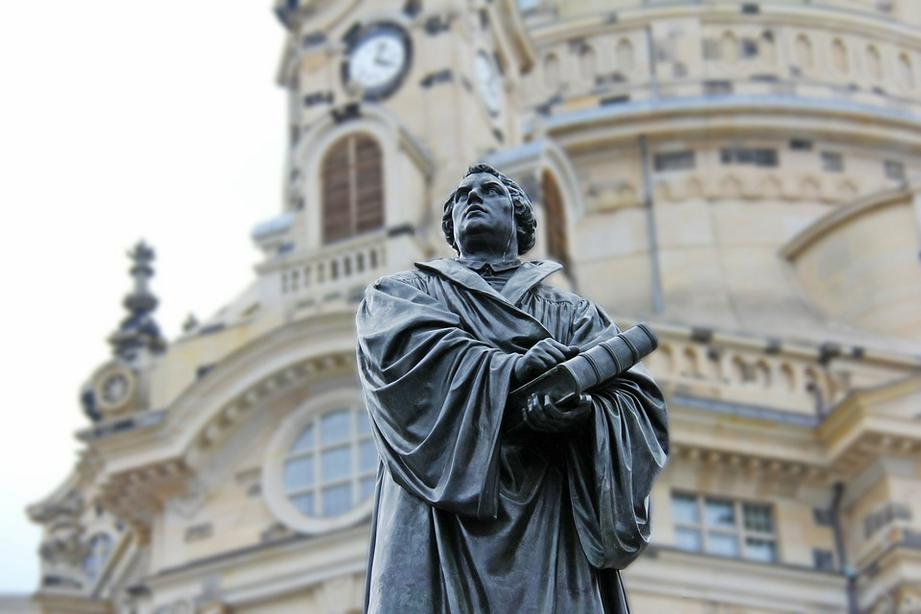 屹立于教堂外的马丁·路德雕像（图：pixabay.com）
