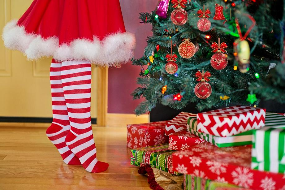 小女孩在装饰圣诞树（图：pixabay.com）