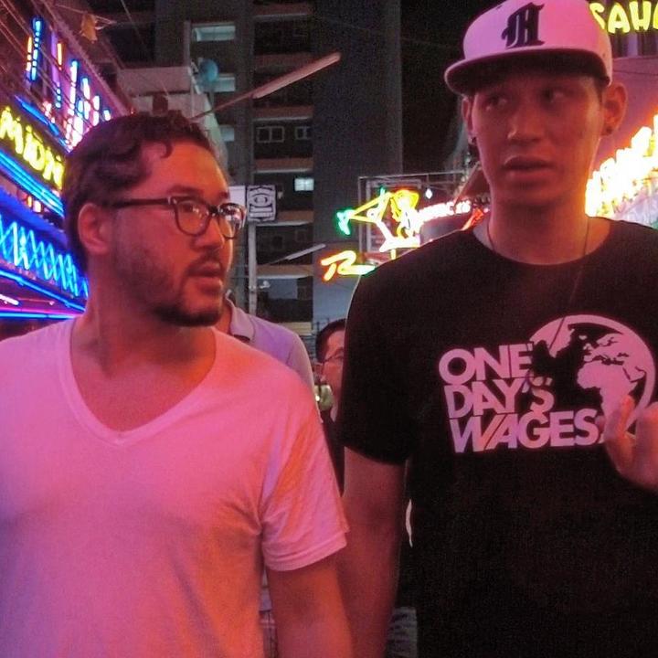 林书豪与“一日工资”牧师、人道主义领袖尤金卓走过曼谷红灯区，亲眼目睹了人贩的恐怖。（图片来源：Instagram）