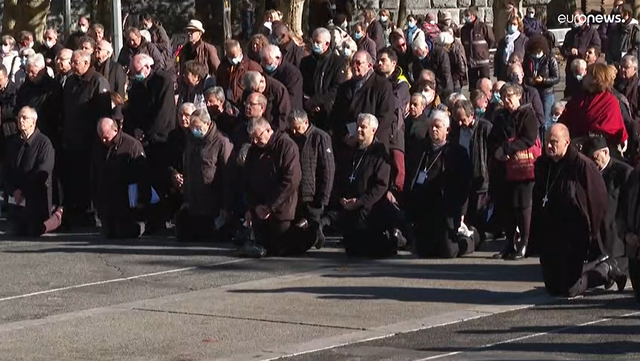 法国天主教主教团集体跪地忏悔，视频截图